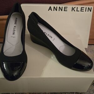 Anne Klein black patent toe wedges